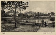 15618 Gezicht op het Oranje Nassauplein met plantsoen bebouwing te Zeist uit het zuidwesten.